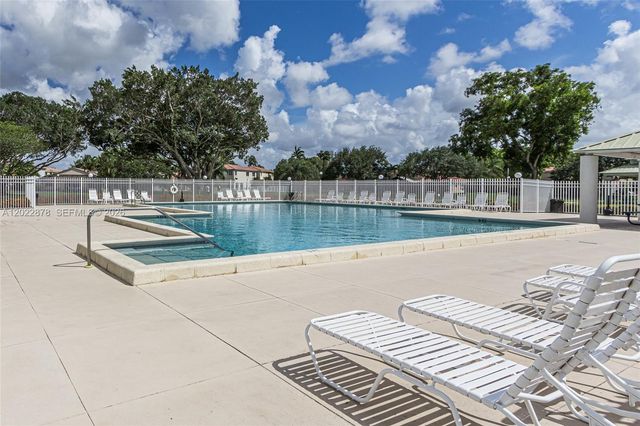 1530 W Harmony Lake Cir, Davie, FL 33324