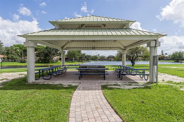 1530 W Harmony Lake Cir, Davie, FL 33324