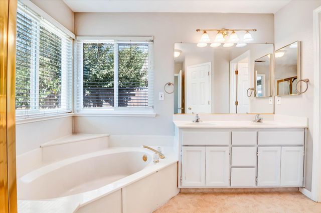 521 Pecan Dr, Ripon, CA 95366