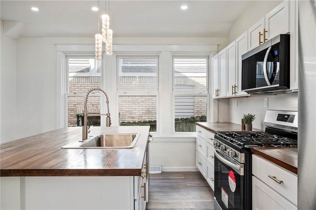 1407 Woodbourne Ave, Brookline, PA 15226