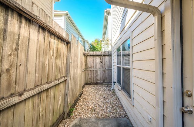 1719 Redwing Bluff Drive, Houston, TX 77009