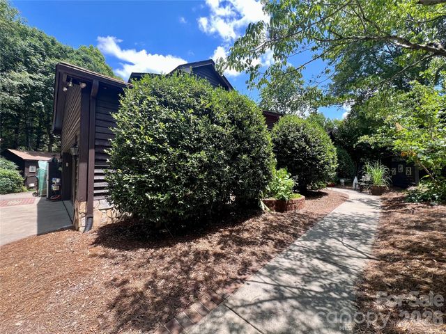 200 Foxlair Court, Matthews, NC 28105