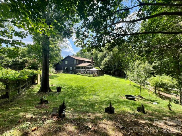 200 Foxlair Court, Matthews, NC 28105