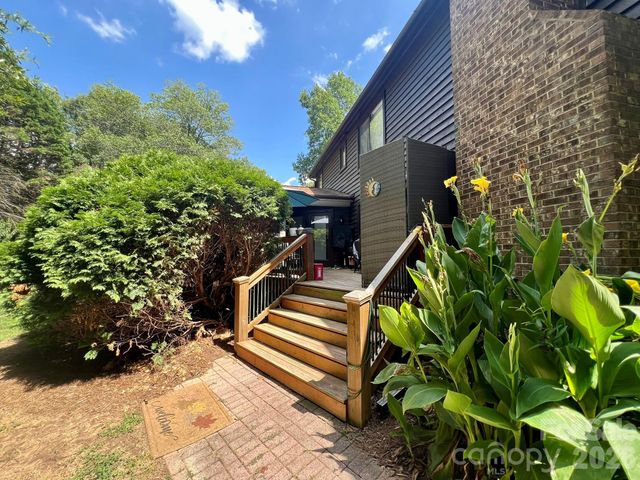 200 Foxlair Court, Matthews, NC 28105
