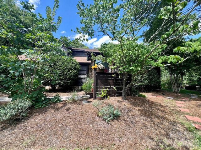 200 Foxlair Court, Matthews, NC 28105