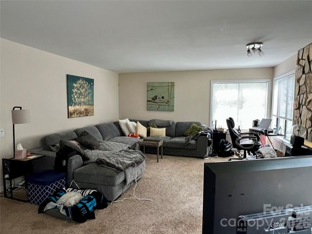 200 Foxlair Court, Matthews, NC 28105
