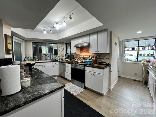 200 Foxlair Court, Matthews, NC 28105
