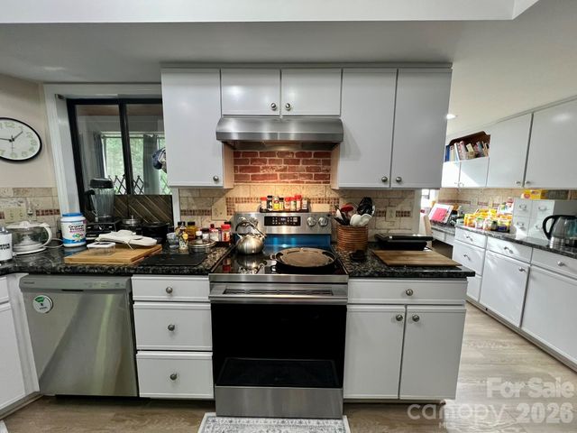 200 Foxlair Court, Matthews, NC 28105