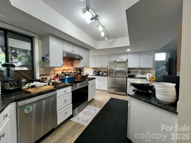 200 Foxlair Court, Matthews, NC 28105