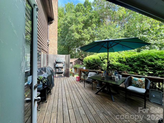 200 Foxlair Court, Matthews, NC 28105