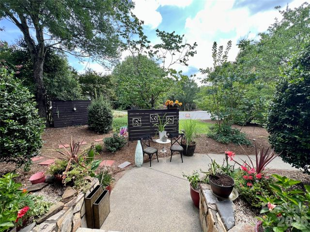 200 Foxlair Court, Matthews, NC 28105