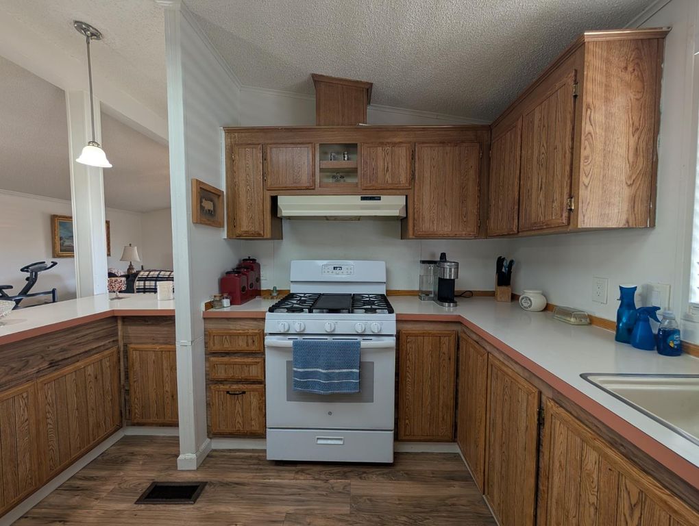 Image 6 of property listing at 1218 E Cleveland Avenue # 167, Madera, CA 93638