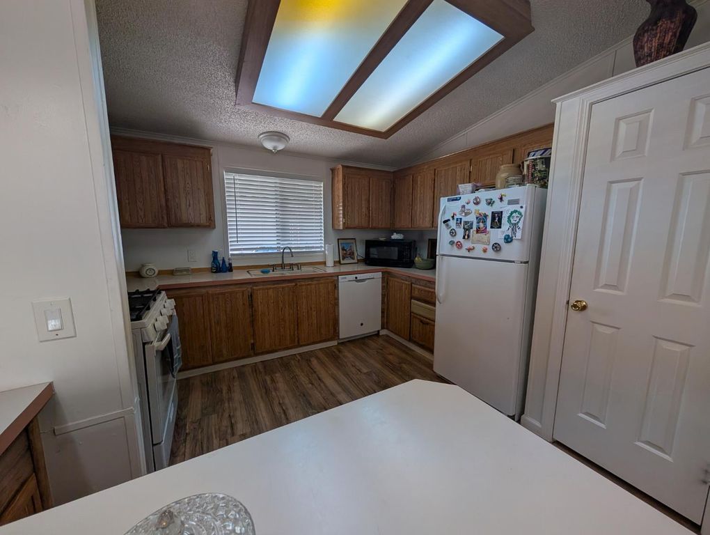 Image 7 of property listing at 1218 E Cleveland Avenue # 167, Madera, CA 93638