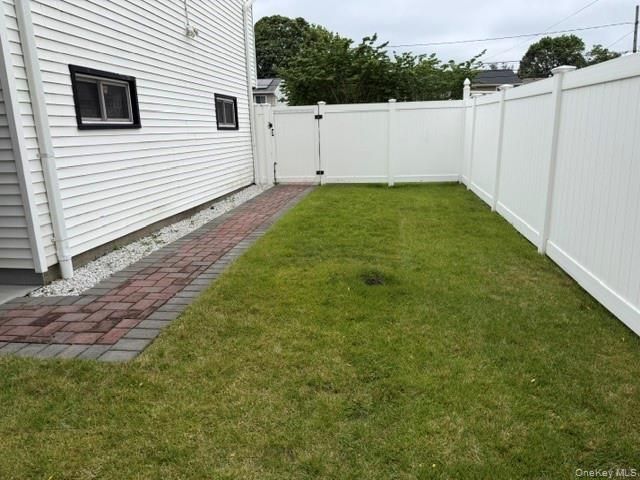 809 N Alleghany Avenue, Lindenhurst, NY 11757