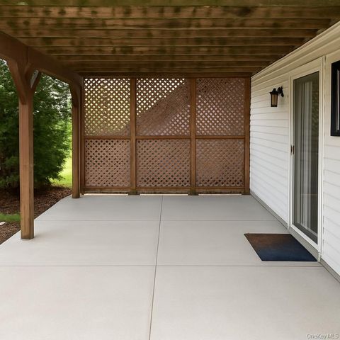 809 N Alleghany Avenue, Lindenhurst, NY 11757