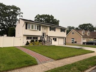 809 N Alleghany Avenue, Lindenhurst, NY 11757