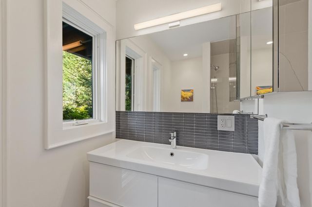 240 Concord Rd, Lincoln, MA 01773