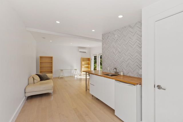 240 Concord Rd, Lincoln, MA 01773
