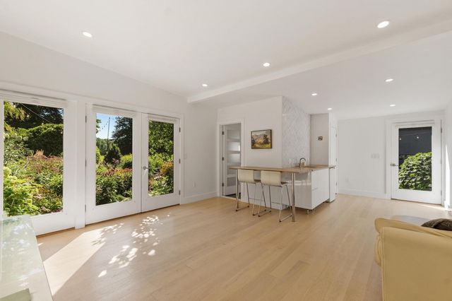 240 Concord Rd, Lincoln, MA 01773