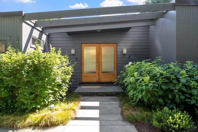 240 Concord Rd, Lincoln, MA 01773