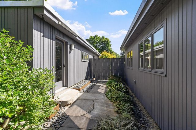 240 Concord Rd, Lincoln, MA 01773