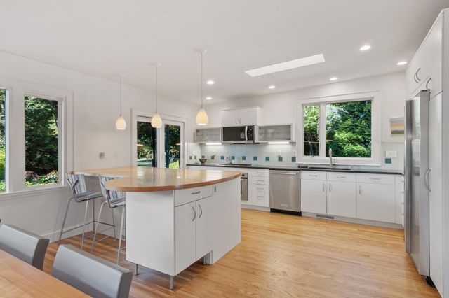 240 Concord Rd, Lincoln, MA 01773