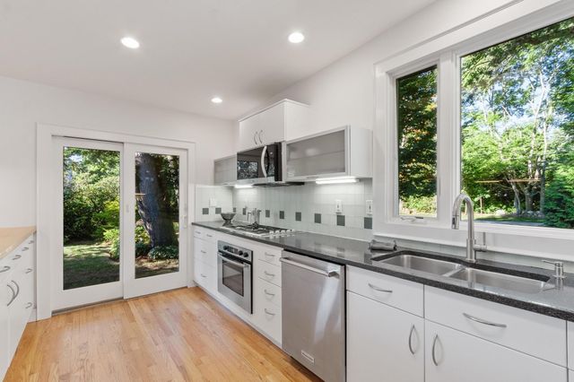 240 Concord Rd, Lincoln, MA 01773