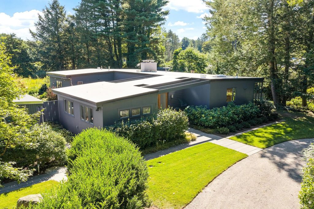240 Concord Rd, Lincoln, MA 01773