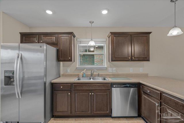 5797 Corkscrew Ct, Pace, FL 32571