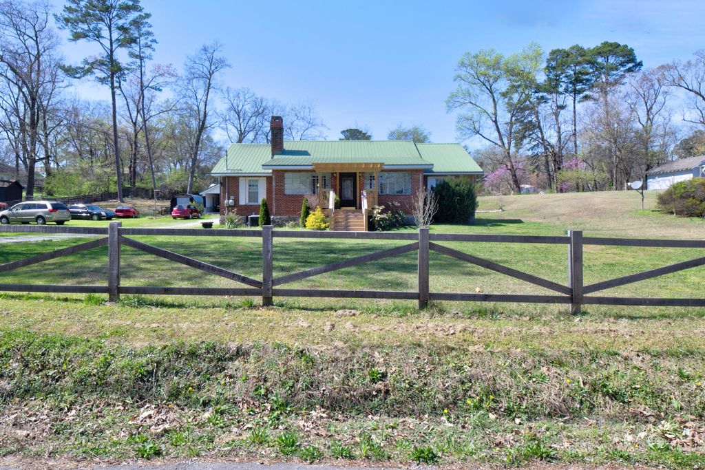 809 N Oakwood Street, Rossville, GA 30741