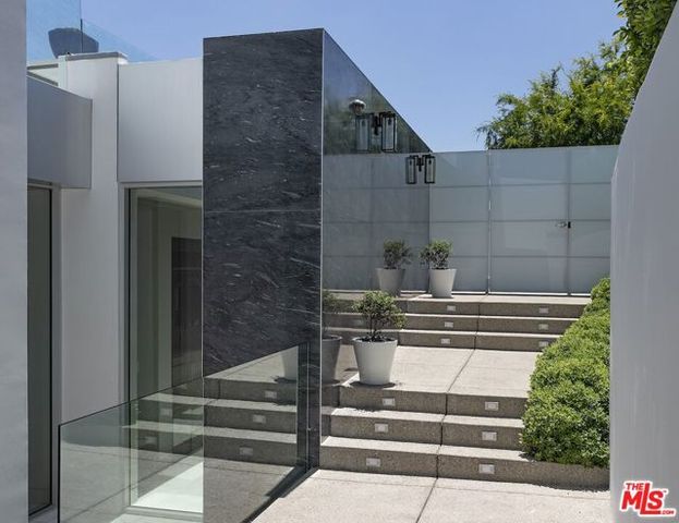 9150 Oriole Way, Los Angeles, CA 90069