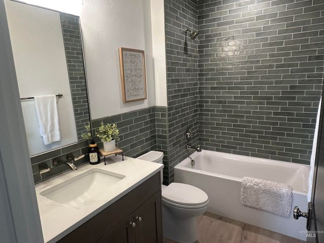 3035 Lake View Ct, Twin Falls, ID 83301
