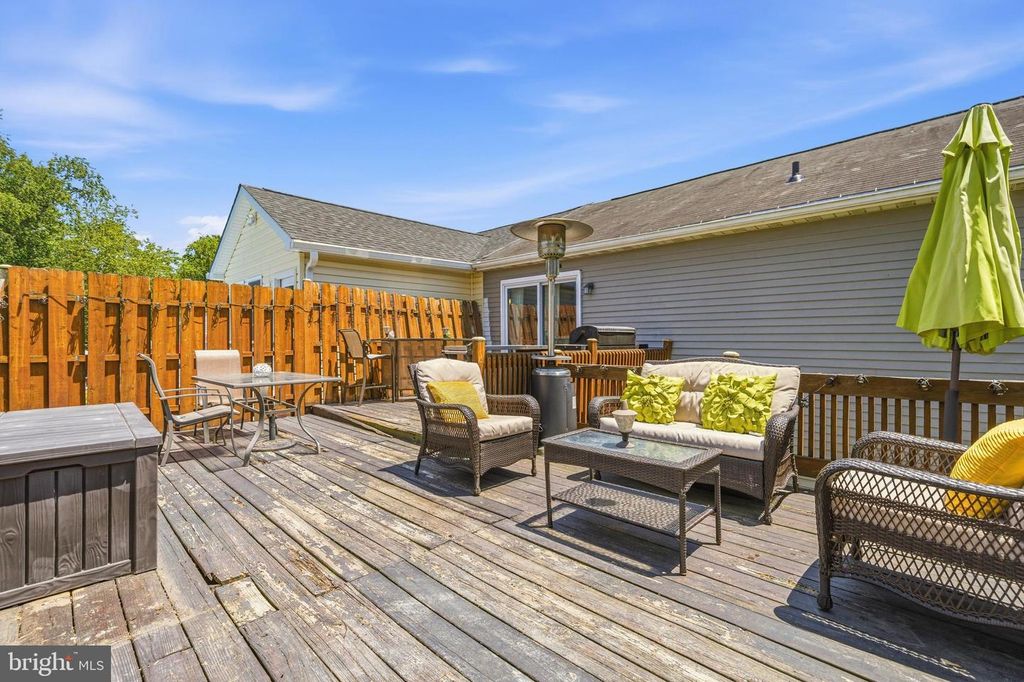 Image 10 of property listing at 236 INLET DR, Pasadena, MD 21122