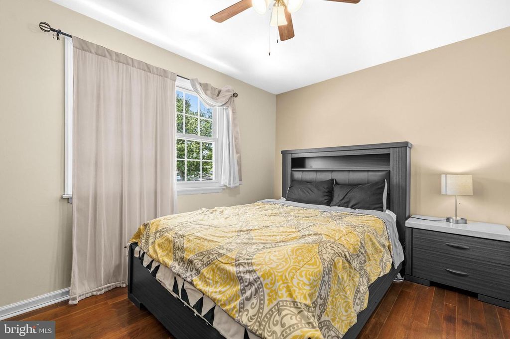 Image 13 of property listing at 236 INLET DR, Pasadena, MD 21122