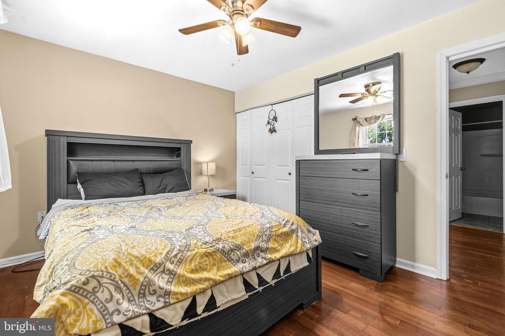 Image 14 of property listing at 236 INLET DR, Pasadena, MD 21122