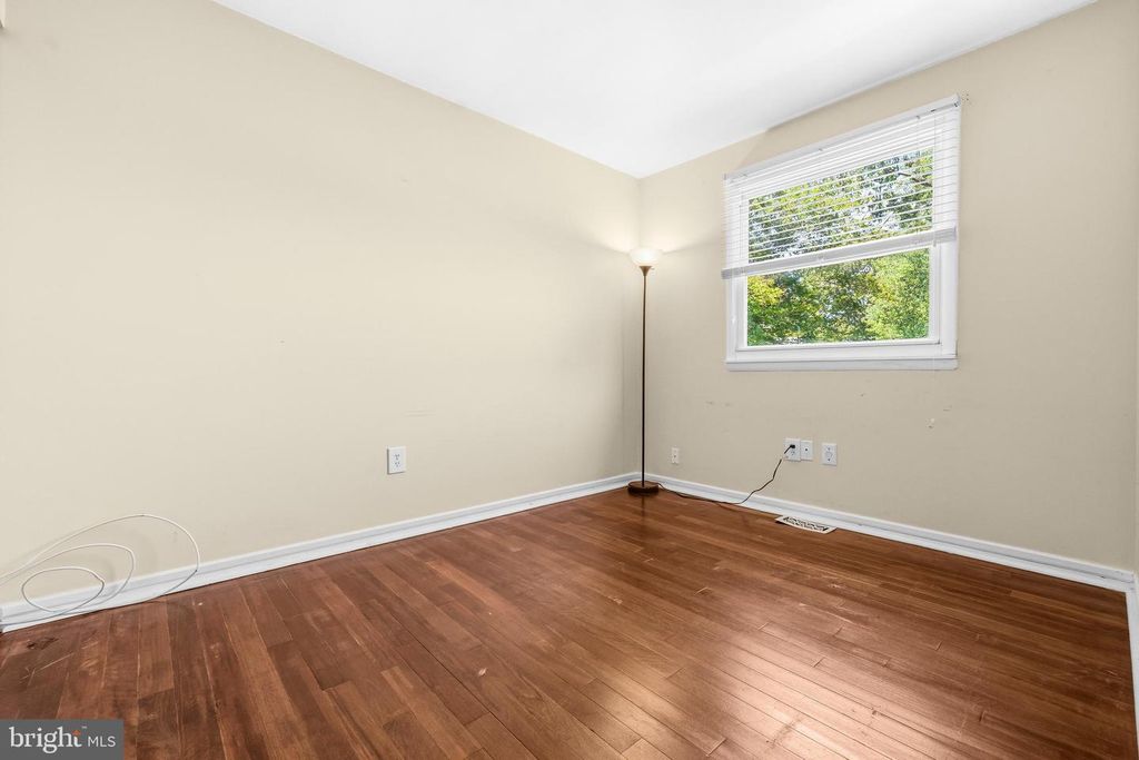 Image 16 of property listing at 236 INLET DR, Pasadena, MD 21122