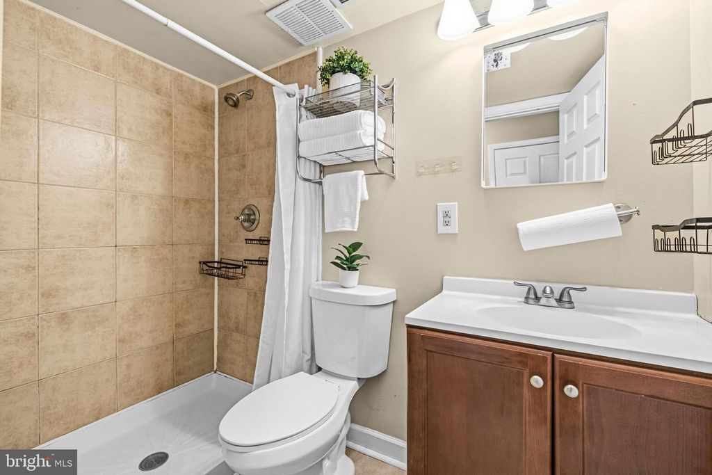 Image 21 of property listing at 236 INLET DR, Pasadena, MD 21122