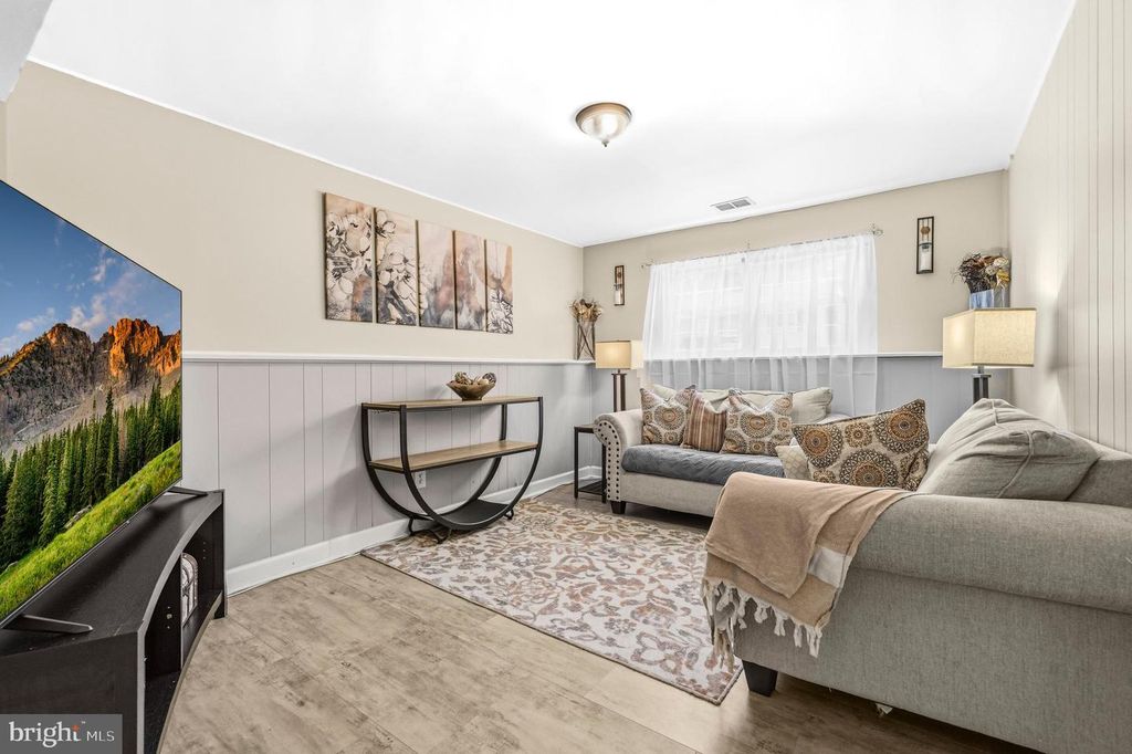 Image 24 of property listing at 236 INLET DR, Pasadena, MD 21122