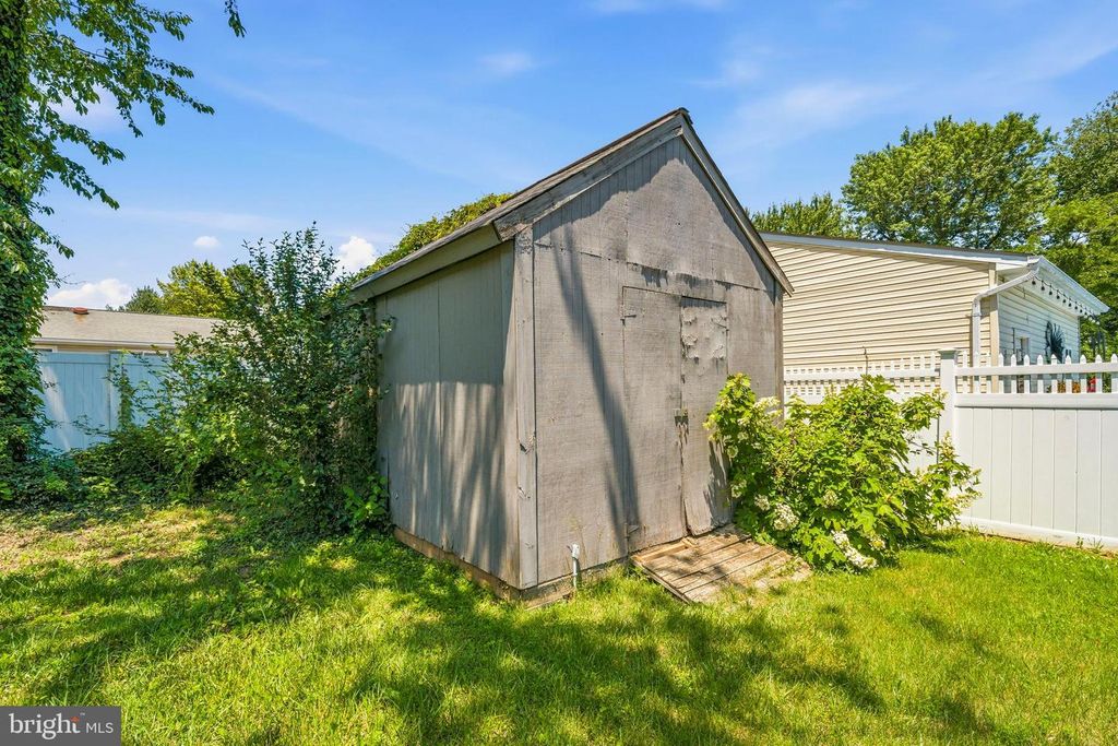 Image 30 of property listing at 236 INLET DR, Pasadena, MD 21122