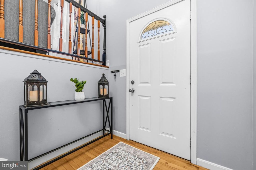 Image 4 of property listing at 236 INLET DR, Pasadena, MD 21122