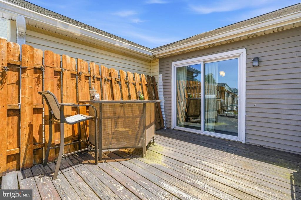 Image 9 of property listing at 236 INLET DR, Pasadena, MD 21122