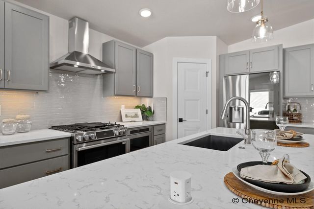 4028 SADDLEBACK LN, Cheyenne, WY 82001
