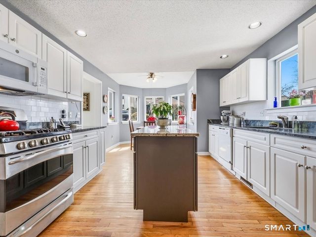 20 Whalers Point, East Haven, CT 06512