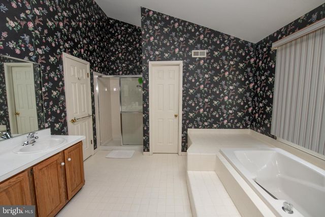 19 ZELKOVA DR, Holland, PA 18966