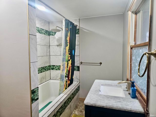 7889 S Ladoga Road, Ladoga, IN 47965
