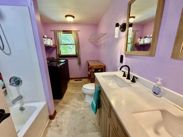 7889 S Ladoga Road, Ladoga, IN 47965