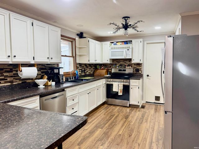 7889 S Ladoga Road, Ladoga, IN 47965