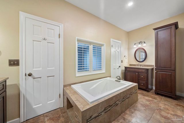 6221 Heart Pine Dr, Pensacola, FL 32504