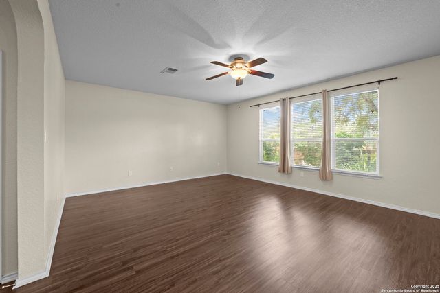 220 HINGE CRK, Cibolo, TX 78108