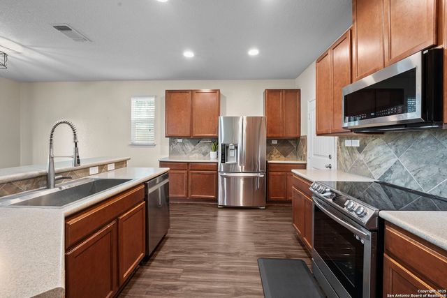 220 HINGE CRK, Cibolo, TX 78108